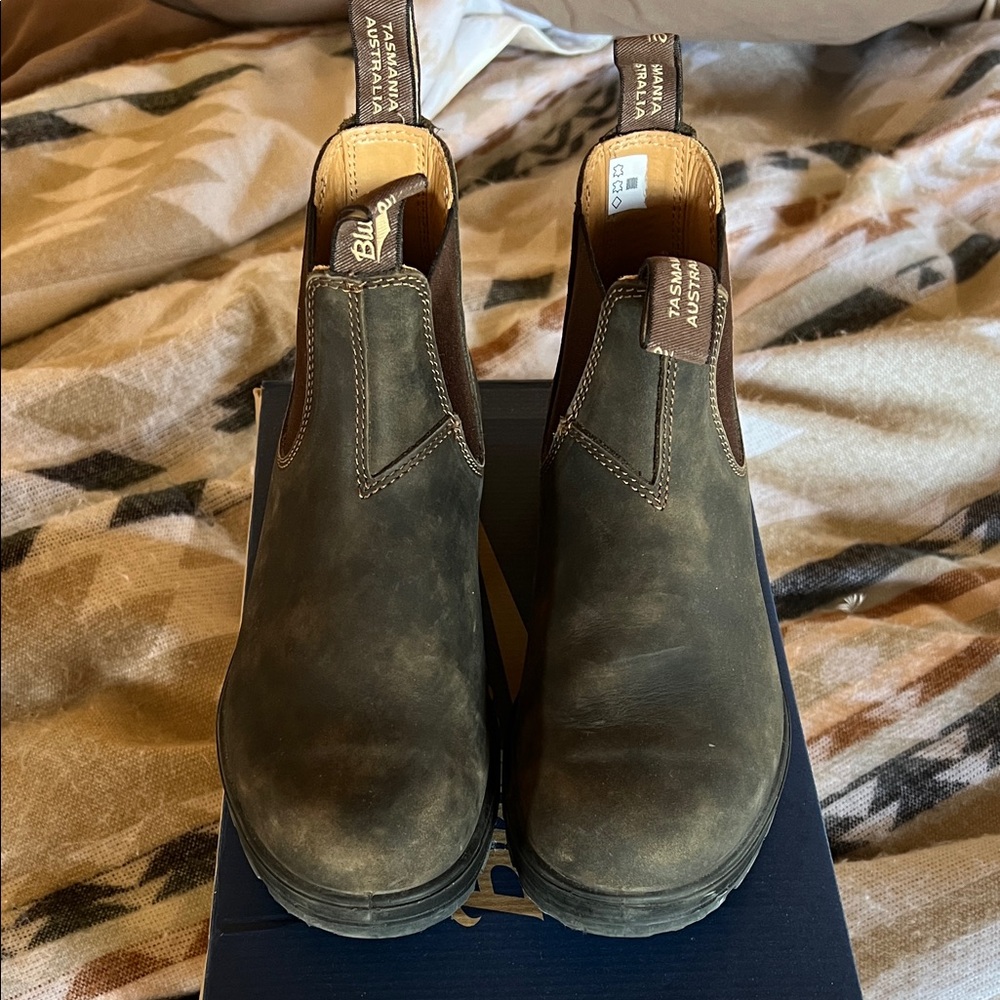 Blundstone Chukka Boots in Olive Green and Brown